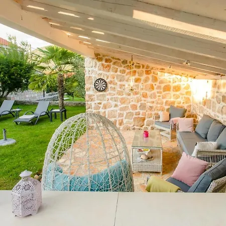 Mitrovici Sleeps 4 Pool Wifi *
