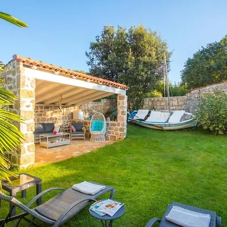Mitrovici Sleeps 4 Pool Wifi *