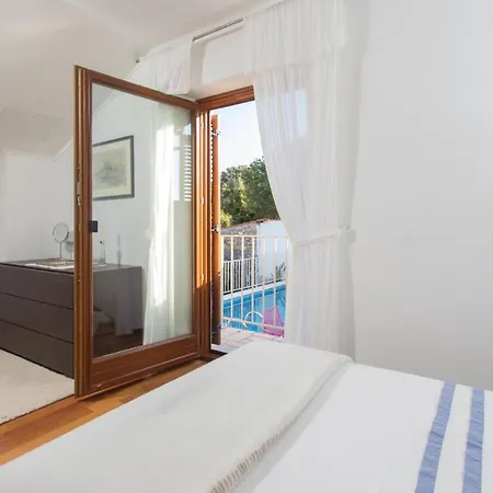 Mitrovici Sleeps 4 Pool Wifi * Molunat
