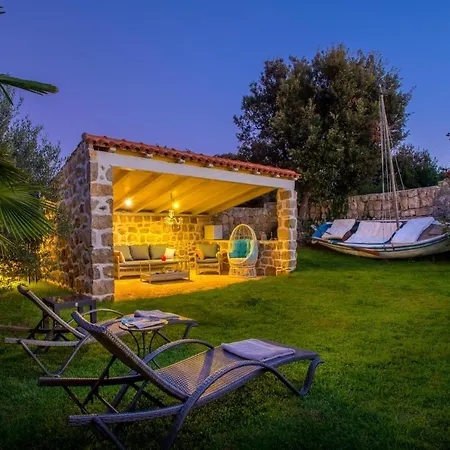 Mitrovici Sleeps 4 Pool Wifi *