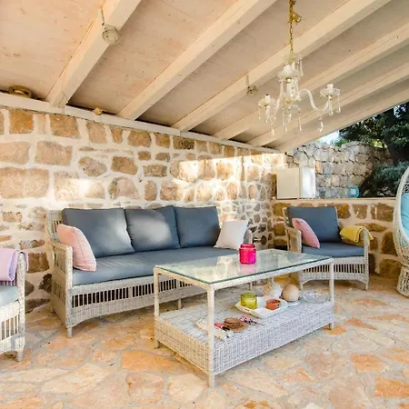 Mitrovici Sleeps 4 Pool Wifi