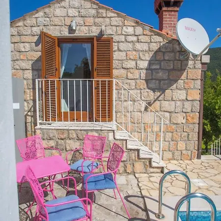 别墅 Mitrovici Sleeps 4 Pool Wifi *