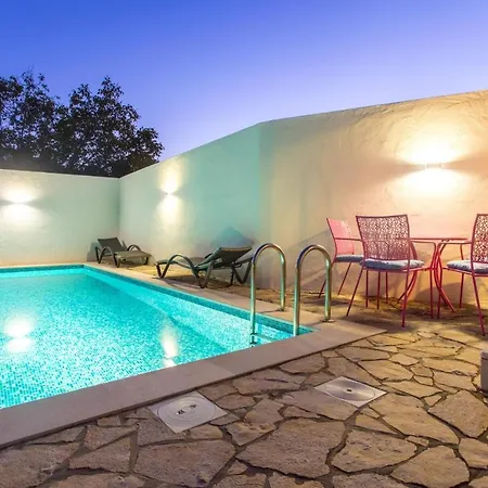 Mitrovici Sleeps 4 Pool Wifi 莫鲁纳特