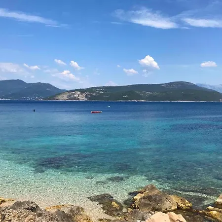 别墅 Mitrovici Sleeps 4 Pool Wifi 莫鲁纳特